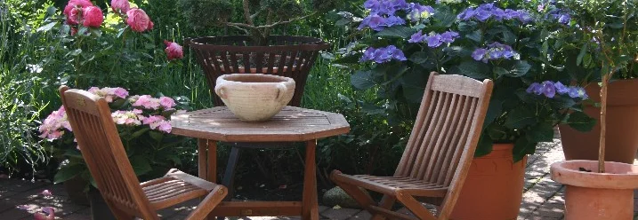 Sitzecke im Garten mit Tisch und Stühlen